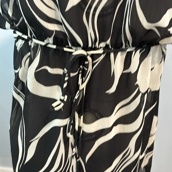 Black and white floral sheer blouse. Costa Blanca sz small - Picture 4 of 6